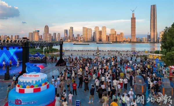 鸿岳资本配资 “渡江嘉年华”助燃江城烟火气