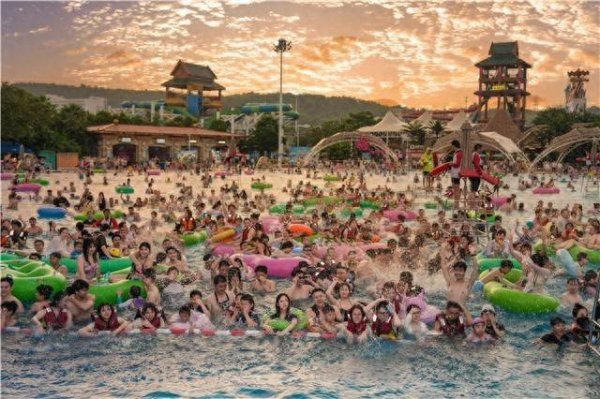 金配资 悬浮狂欢，和“5”趣浪！近万名游客共赴欢乐雪域&欢乐水寨5周年庆典