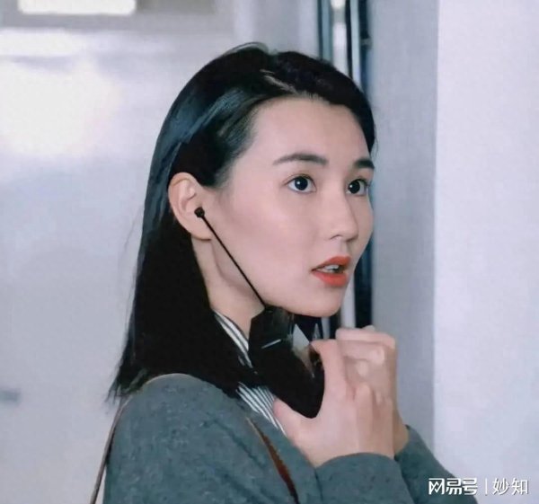 009配资 60岁张曼玉定居法国：瘦成皮包骨，戴LV丝巾钻鸡窝，网友称不理解