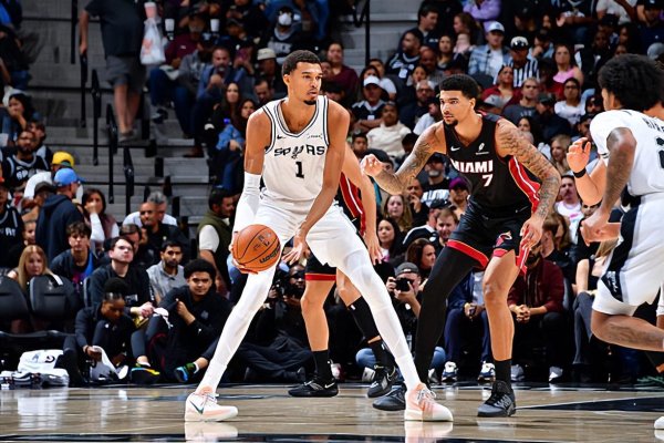 融易富配资 被文班完全打爆了！热火内线新星面对顶级天赋时还是差了一些？